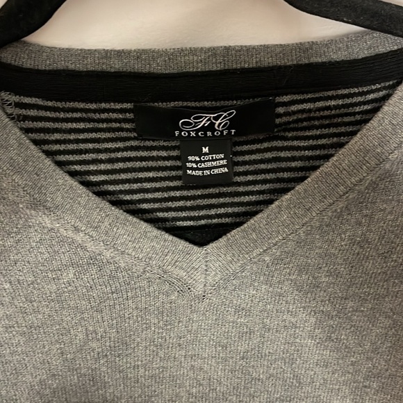 FOXCROFT MENS V-NECK KNIT SWEATER (M) - Picture 4 of 6